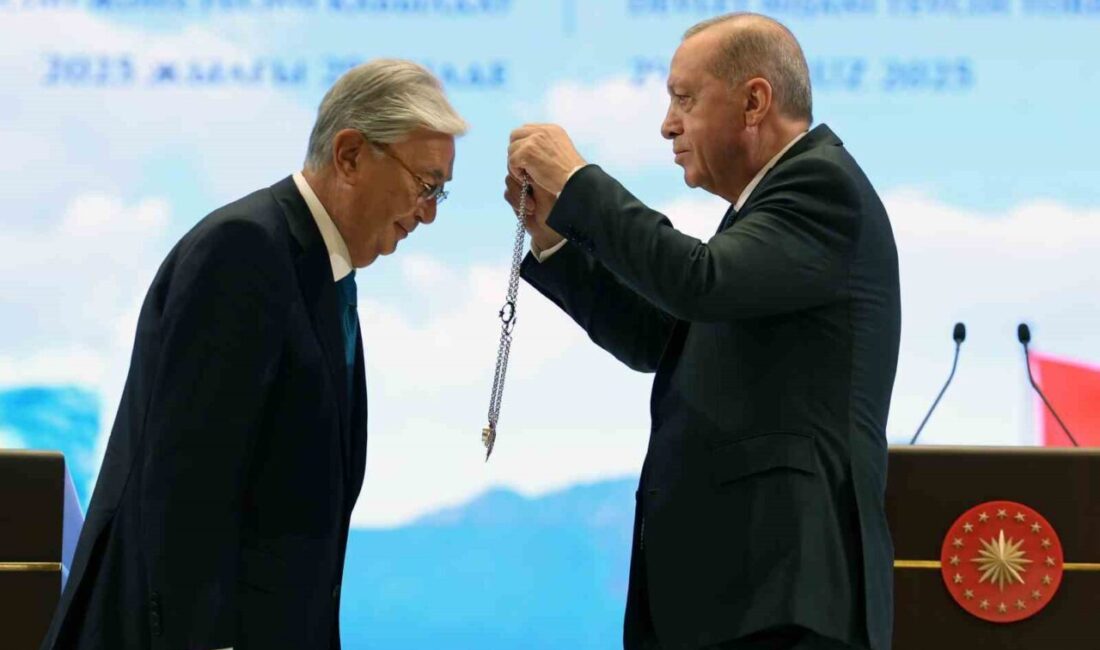 Cumhurbaşkanı Erdoğan, Kazakistan Cumhurbaşkanı Tokayev'e Devlet Nişanı verirken, iki ülke