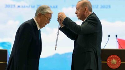 Cumhurbaşkanı Erdoğan, Kazakistan Cumhurbaşkanı Tokayev'e Devlet Nişanı verirken, iki ülke