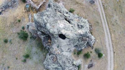 Yozgat'taki Gelin Kayası, doğaseverlere eşsiz manzaralar sunuyor. Efsaneye göre, bir