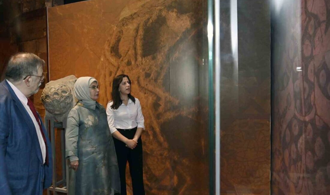 Emine Erdoğan, Anadolu Selçukluları Sergisi'ni ziyaret ederek tarihin izinde ilerledi.