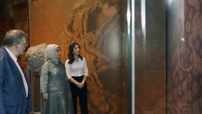 Emine Erdoğan, Anadolu Selçukluları Sergisi'ni ziyaret ederek tarihin izinde ilerledi.