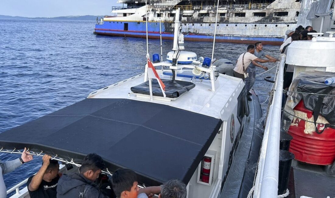 Endonezya'nın Sulawesi Adası açıklarında yanan feribotta bulunan 295 kişiden 568'i
