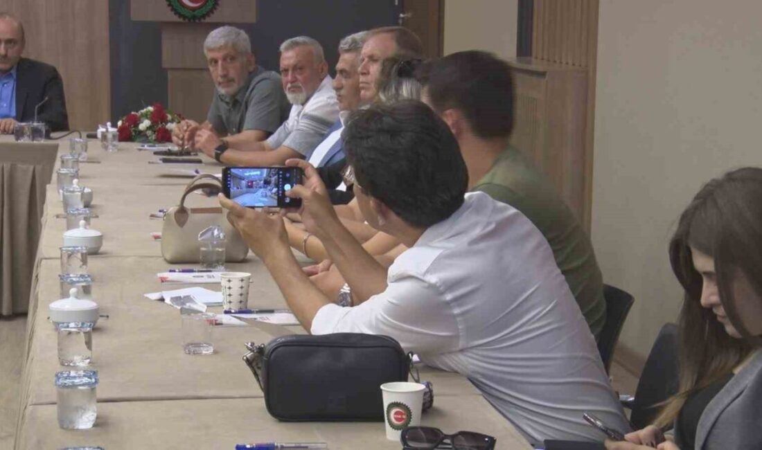 HAK-İŞ Genel Başkanı Mahmut Arslan, toplu iş sözleşmelerindeki gecikmeyi eleştirerek,