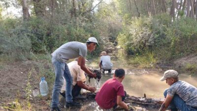 Yozgatlı çocuklar, kuruyan nehir nedeniyle hayvanları için gölet inşa etti.