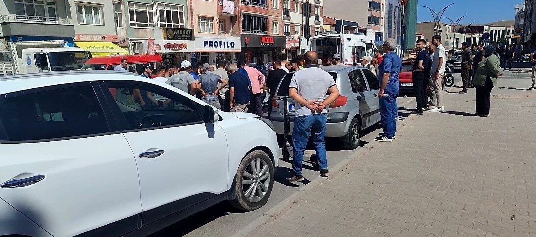 Hem ehliyetsiz hem de aracı plakasız olan motosiklet sürücüsü yayaya çarptı Yozgat'ın Sarıkaya ilçesinde motosikletin