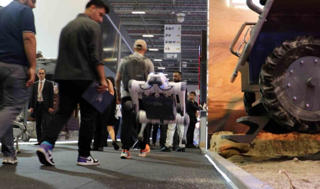 İstanbul'da düzenlenen IDEF 2025 fuarında sergilenen robot köpekler, zıplama, takla