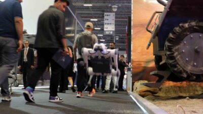 İstanbul'da düzenlenen IDEF 2025 fuarında sergilenen robot köpekler, zıplama, takla