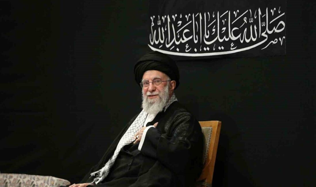 İran dini lideri Ayetullah Ali Hamaney, ABD'yi sert sözlerle eleştirirken,