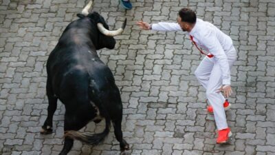 İspanya'da Pamplona'da gerçekleştirilen San Fermin festivalinde boğa koşularında 8 kişi