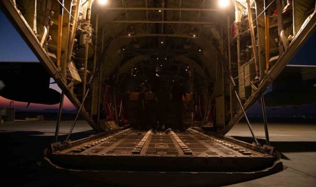 IDF, Gazze Şeridi'nde yaşanan insani krize yönelik hava yoluyla yardım