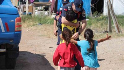 Yerköy ilçesinde Jandarma ekipleri, çocuklara sürpriz yaparak onların yüzünü güldürdü.
