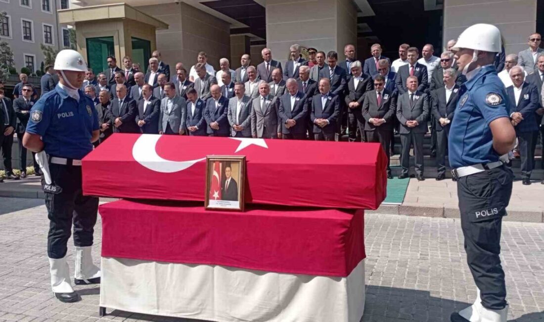 Eski Bitlis Valisi Erol Karaömeroğlu'nun yaşamını yitirdiği trafik kazası sonrası