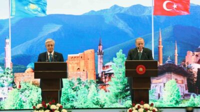 Kazakistan Cumhurbaşkanı Tokayev, Türkiye'nin küresel alandaki yükselişinden övgüyle söz ederek,