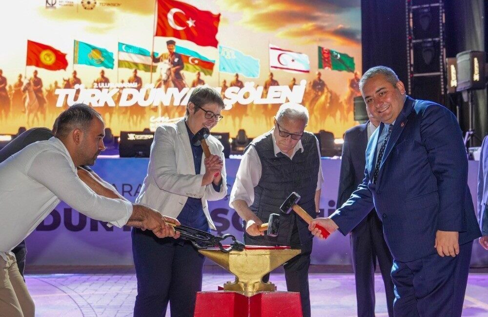 Keçiören Belediyesi'nin ev sahipliğinde gerçekleşen Uluslararası Keçiören Türk Dünyası Şöleni
