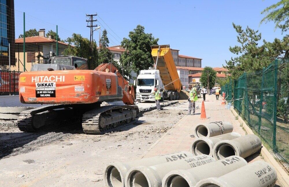 Keçiören Belediyesi, altyapı ve üstyapı çalışmalarıyla ilçenin yollarını güvenli ve