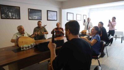 Kırşehir Kent Konseyi'nde kurulan "Eski Dostlar Müzik Topluluğu", nostaljik ezgileriyle