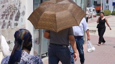 Kırşehir'de artan sıcaklar vatandaşları zorlarken, bazıları taşınabilir pervaneler ve şemsiyeler