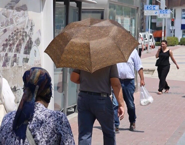 Kırşehir'de artan sıcaklar vatandaşları zorlarken, bazıları taşınabilir pervaneler ve şemsiyeler