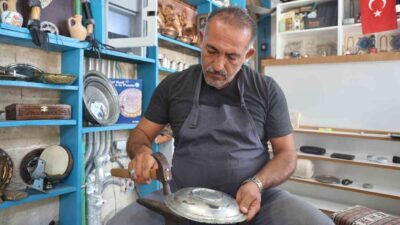 Kırşehir'de Zanaatkarlar Çarşısı'nda kalaycılık yapan Hakkı Demirkalp, belediyenin tahliye talebine