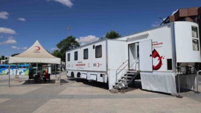 Kırşehir'de Kızılay'ın kan bağış tırı, Cacabey Meydanı'nda 1 Ağustos'a kadar