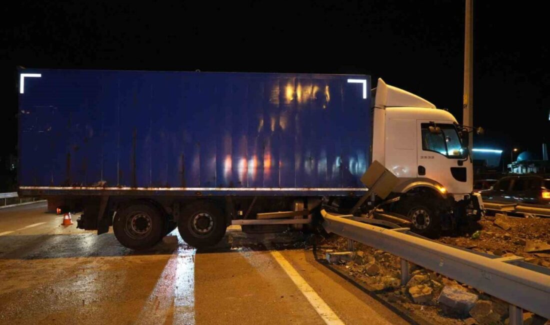 Kırıkkale'de meydana gelen kazada kamyon orta refüje çıktı. Sürücü N.S.