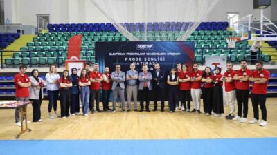 Kütahya'da Deneyap Şenliği, gençlerin teknoloji projelerini Yeni Spor Salonu'nda sergilediği