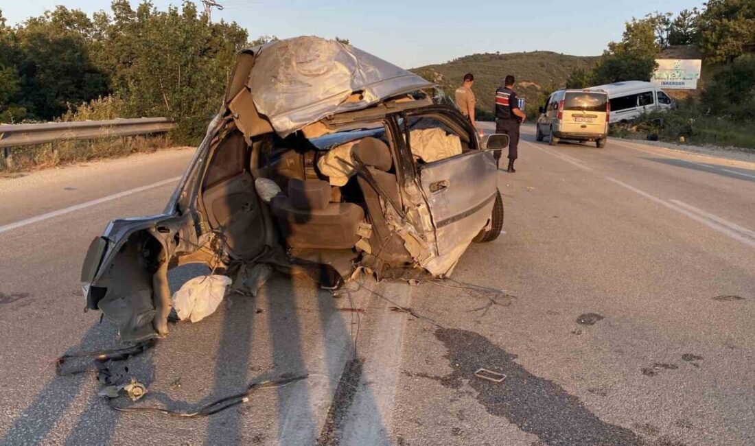 Minibüsle çarpışan otomobil ikiye bölündü: 11 yaralı Çorum'da yaşanan feci kazada