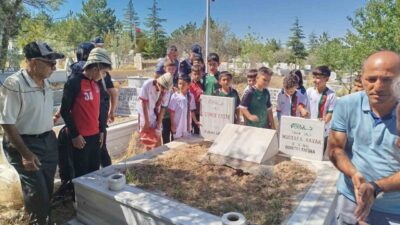 Kırşehir'de sosyal bilgiler öğretmeni Şenol Dönmez, Çanakkale gezisinden getirdiği toprakları,