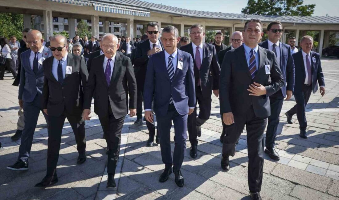 Özgür Özel ile Kılıçdaroğlu, Milletvekili Namık Tan’ın annesinin cenazesine katıldı CHP Genel Başkanı Özgür