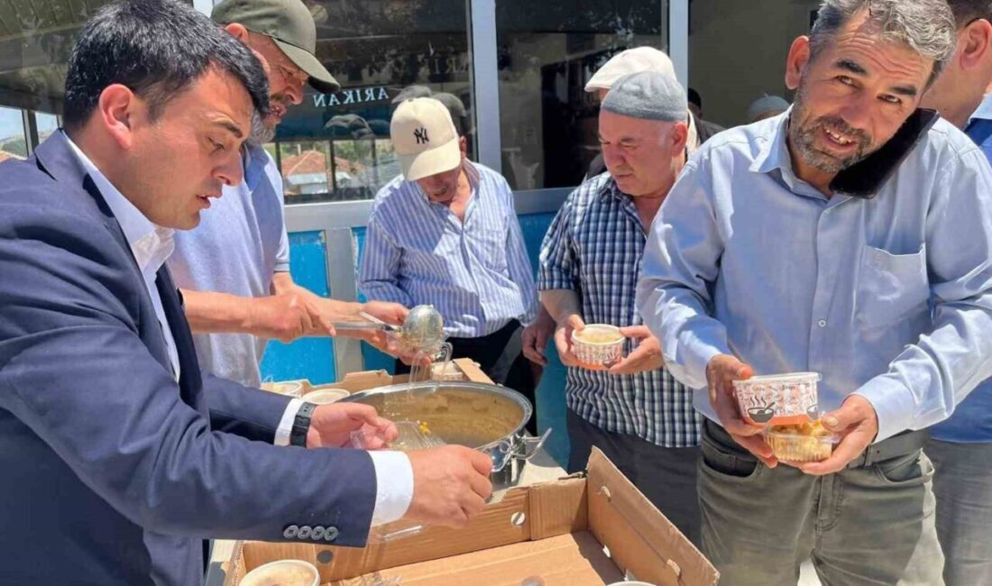 Yozgat'ın Özükavak beldesinde Muharrem ayı etkinliğinde, belediye aşure dağıttı. Başkan