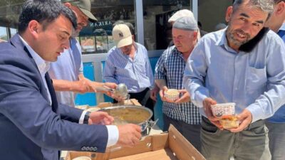 Yozgat'ın Özükavak beldesinde Muharrem ayı etkinliğinde, belediye aşure dağıttı. Başkan