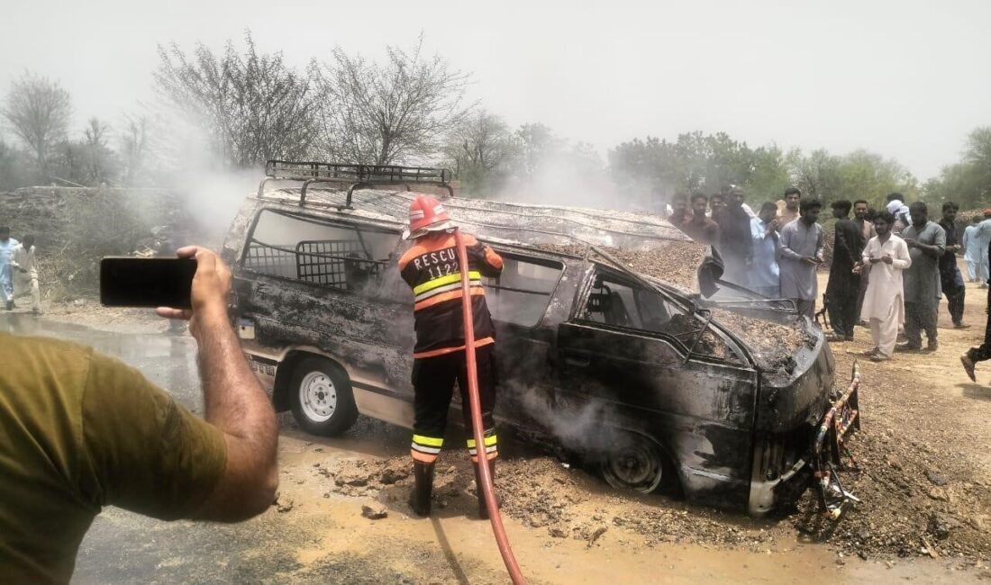 Pakistan’da öğrenci servisi alev aldı: 1 ölü, 10 yaralı Pencap eyaletinde kız öğrencileri