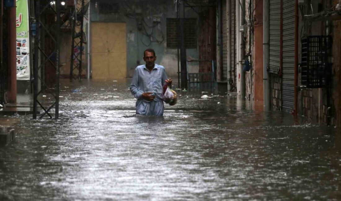 Pakistan'ın Pencap eyaletindeki son 24 saatte 63 kişi, muson yağmurlarında