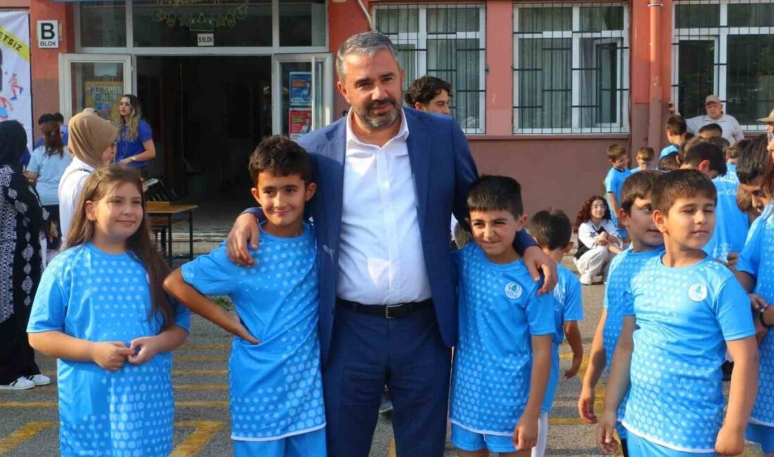 Pursaklar Belediyesi, yaz spor okullarına katılan öğrencilere bedava forma dağıtarak