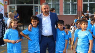 Pursaklar Belediyesi, yaz spor okullarına katılan öğrencilere bedava forma dağıtarak