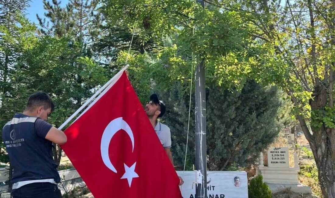 Kahramankazan Belediyesi, şehit mezarlıklarını temizleyip Türk bayraklarını yenileyerek manevi değerlere