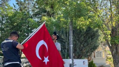 Kahramankazan Belediyesi, şehit mezarlıklarını temizleyip Türk bayraklarını yenileyerek manevi değerlere