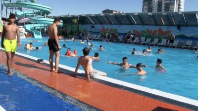 Ankara'da rekor sıcaklık sonrası aquaparklara ilgi arttı. Gençler, sıcak havanın