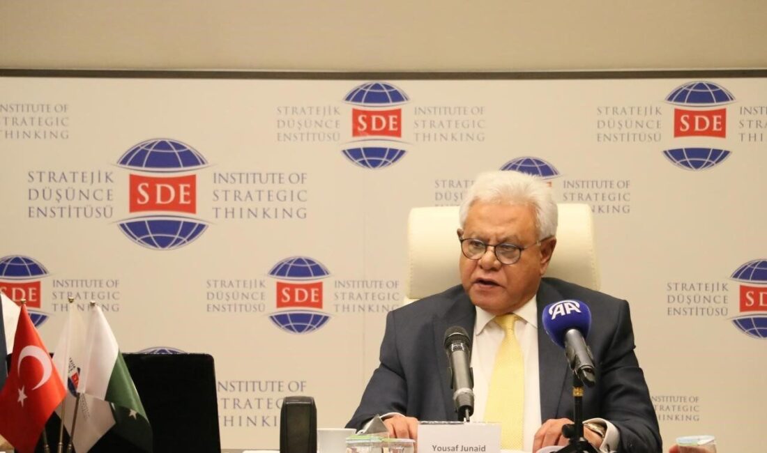 SDE'de düzenlenen seminerde, Pakistan'ın Türkiye Büyükelçisi Dr. Yousaf Junaid, Hindistan'ın