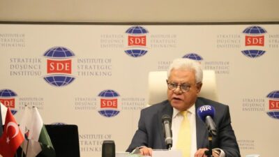 SDE'de düzenlenen seminerde, Pakistan'ın Türkiye Büyükelçisi Dr. Yousaf Junaid, Hindistan'ın