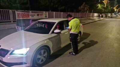 Çorum'un Alaca ilçesinde yapılan asayiş uygulamasında 15 araç sürücüsüne toplam