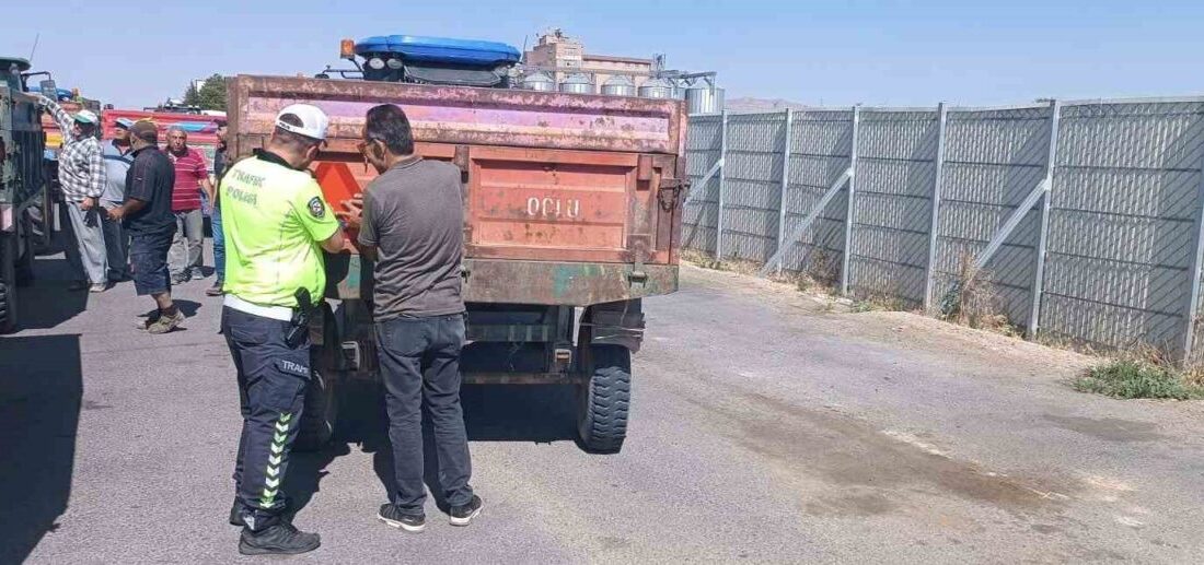 Kırşehir'de hasat döneminde traktör kazalarını önlemek amacıyla 55 traktör römorkuna