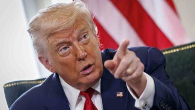 ABD Başkanı Donald Trump, İskoçya ziyareti sonrası uçakta basın mensuplarının