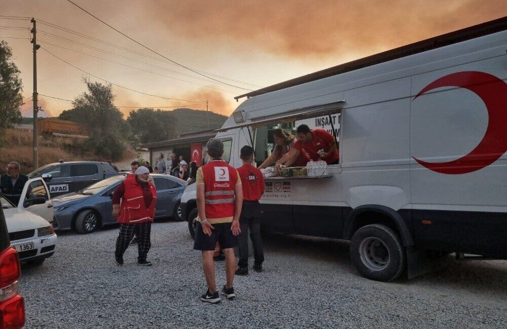 Türk Kızılay, 13 ilde 18 noktada orman yangınlarıyla mücadele ederek