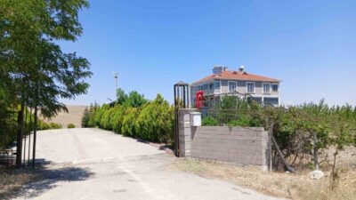 Ankara'nın Gölbaşı ilçesinde, tabancanın ateş alması sonucu seken kurşunlar, M.K.'nın