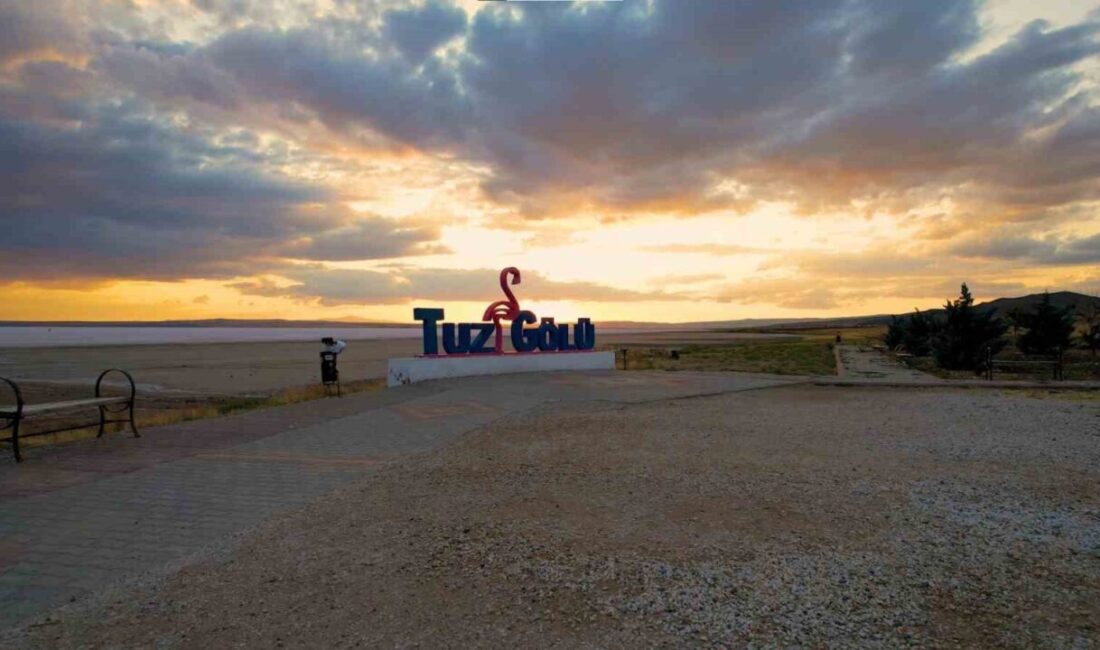Tuz Gölü, gün batımında renk cümbüşü sunarak ziyaretçileri büyülüyor. Ankara'dan