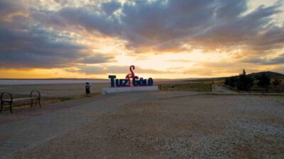 Tuz Gölü, gün batımında renk cümbüşü sunarak ziyaretçileri büyülüyor. Ankara'dan