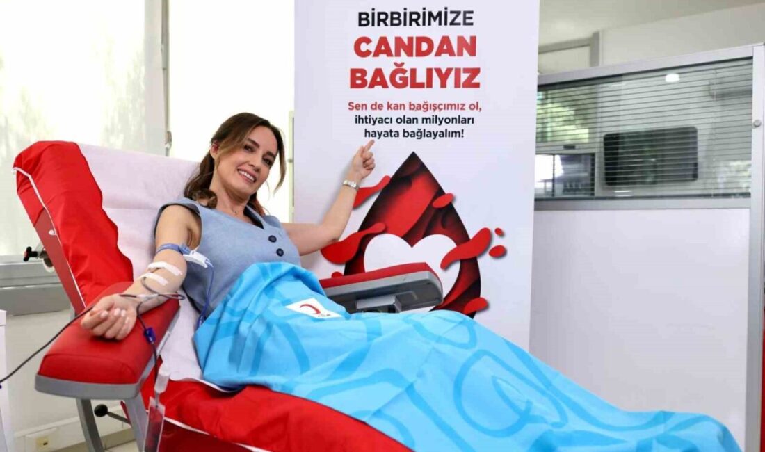 Ünlü isimler Türk Kızılay'ın kan bağışı kampanyasına destek verdi. Gönüllü