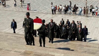 Uyuşmazlık Mahkemesi, Anıtkabir’de 80. yıl dönümü nedeniyle çelenk bıraktı ve
