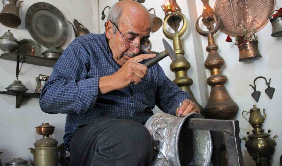 72 yaşındaki Zanaatkar Murat Yanar, 50 yıldır bakır işlemeciliği yapıyor.